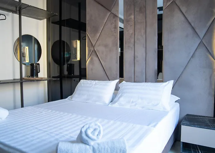 Mefolinkel Suits * Λορέτ Ντε Μαρ